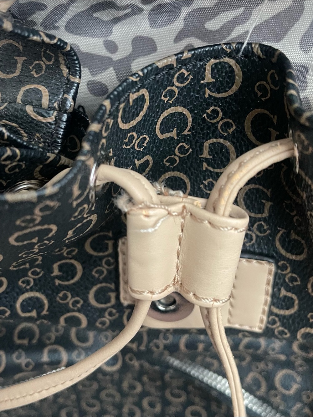Guess drawstring Backpack - Picture 6 of 6